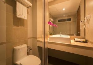 een badkamer met een toilet en een wastafel bij GK Central Hotel in Ho Chi Minh-stad