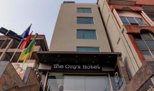 The Onyx Hotel في جمشيدبور: مبنى عليه لافته للفندق الوحيد