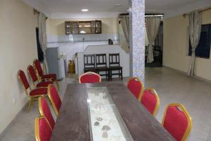 comedor con mesa de madera y sillas rojas en Room in Guest room - A wonderful Beach property in Diani Beach Kenya en Mombasa