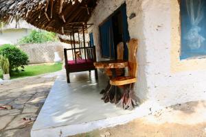 eine Gruppe von Stühlen auf der Seite eines Hauses in der Unterkunft Room in Guest room - A wonderful Beach property in Diani Beach Kenya - A dream holiday place in Mombasa