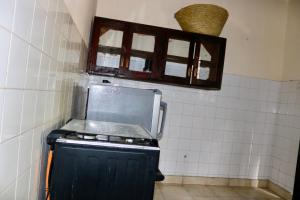 cocina con fogones en una pared de azulejos en Room in Guest room - A wonderful Beach property in Diani Beach Kenya - A dream holiday place, en Mombasa