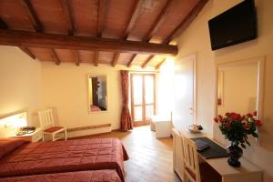TV a/nebo společenská místnost v ubytování Hotel Villa San Michele