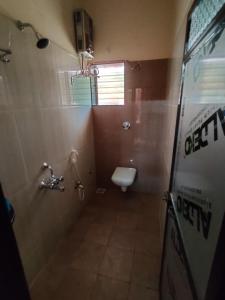 Salle de bains dans l'établissement Bandekar Home Stay