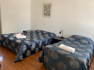 Postel nebo postele na pokoji v ubytování Beaconsfield Lodge Motel