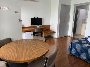 TV a/nebo společenská místnost v ubytování Beaconsfield Lodge Motel