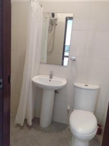 A bathroom at Vivo Inn