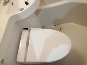 Un baño con un inodoro blanco y un lavabo. en 京の宿 西大路 familie, en Kioto 228 fotos más