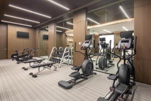 上海虹桥金臣皇冠假日酒店的健身中心和/或健身设施