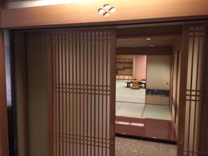 une porte ouverte avec vue sur une chambre dans l'établissement Heiseikan Kaiyotei, à Hakodate