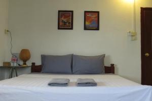 Sorya Guesthouse & Dolphin Tours客房内的一张或多张床位