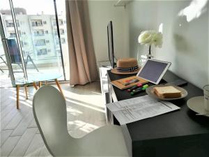 une chambre avec une table, un ordinateur portable et une chaise dans l'établissement Oceanfront Rental, à Adeje