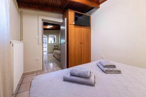 Ein Bett oder Betten in einem Zimmer der Unterkunft Apartments Tina FREE transfer from-to the airport