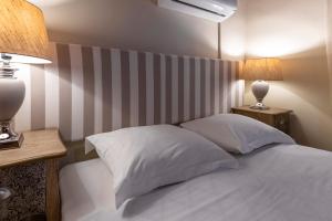 Ein Bett oder Betten in einem Zimmer der Unterkunft Apartments Tina FREE transfer from-to the airport