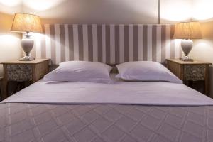 Ein Bett oder Betten in einem Zimmer der Unterkunft Apartments Tina FREE transfer from-to the airport
