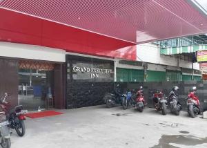 un grupo de motocicletas estacionadas fuera de un edificio en RedDoorz Plus @ Jalan Letda Sujono Medan 2, en Pulauberayan Dadap