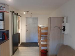 una piccola stanza con una scala che porta a un letto a castello di Studio rénové, calme avec Terrasse S-O, prestations de qualité - Résidence Les Adraits a Les Rousses Altre 21 foto
