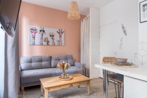 - un salon avec un canapé et une table dans l'établissement - Le petit Rochelais -Calme&Cosy- Wifi-Netflix, à La Rochelle