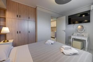 Ein Bett oder Betten in einem Zimmer der Unterkunft Apartments Tina FREE transfer from-to the airport