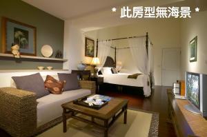 頭城的住宿－真情非凡行館 Sealuv Homestay，客厅配有沙发和1张床