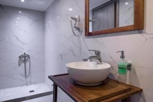 Ein Badezimmer in der Unterkunft Apartments Tina FREE transfer from-to the airport