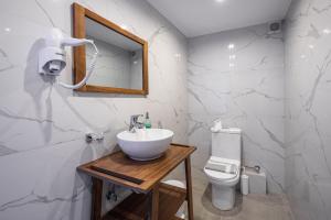 Ein Badezimmer in der Unterkunft Apartments Tina FREE transfer from-to the airport