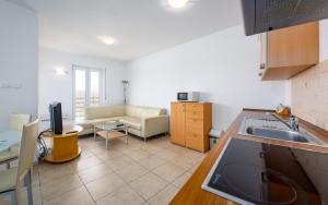 Kuchyň nebo kuchyňský kout v ubytování Adria Apartments