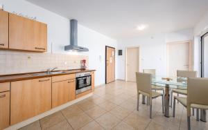Kuchyň nebo kuchyňský kout v ubytování Adria Apartments