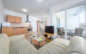 Kuchyň nebo kuchyňský kout v ubytování Adria Apartments