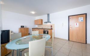 Kuchyň nebo kuchyňský kout v ubytování Adria Apartments