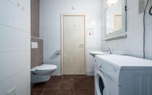Koupelna v ubytování Adria Apartments