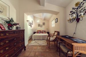 ラ・ガルド・フレネにあるVilla Fontane Provenceのベッドルーム1室(テーブル付)、