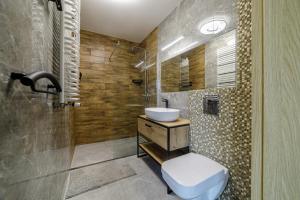 W łazience znajduje się toaleta, umywalka i prysznic. w obiekcie Balticus Apartamenty Promenada Gwiazd 14 w mieście Międzyzdroje
