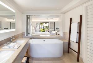 Ванная комната в LUX* Le Morne Resort