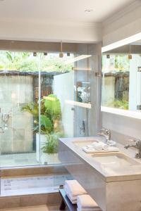 Ванная комната в LUX* Le Morne Resort