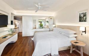 Кровать или кровати в номере LUX* Le Morne Resort