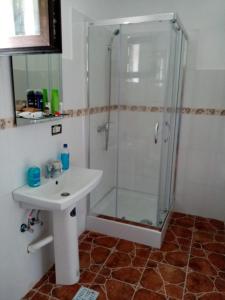 波若勒塔的住宿－Pensiunea Gură de Rai, Pojorâta，一间带玻璃淋浴和水槽的浴室