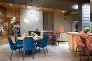Jeris Lakeside Resort Cabins的休息区