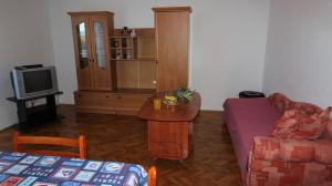salon z kanapą i stołem w obiekcie Apartments Ravlic w mieście Malinska