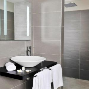 
A bathroom at ONOMO Hotel Libreville
