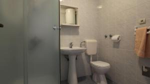 łazienka z toaletą i umywalką w obiekcie Apartments Ravlic w mieście Malinska +37 zdjęć