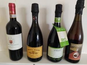 tres botellas de vino sentadas en un refrigerador en Hotel La Vela, en Castelnuovo Rangone