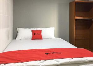 Postel nebo postele na pokoji v ubytování RedDoorz @ Citraland Surabaya