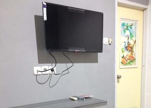 TV a/nebo společenská místnost v ubytování RedDoorz @ Citraland Surabaya