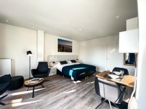 Habitación de hotel con cama y escritorio en Appartement Centrum Domburg DO06, en Domburg
