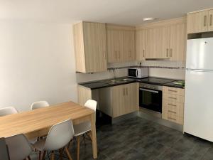 Kuchyň nebo kuchyňský kout v ubytování Apartaments L'Arc