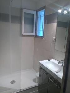 グリュイッサンにあるlogis 194のバスルーム(洗面台、トイレ付)、窓が備わります。