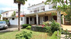 een huis met een auto ervoor geparkeerd bij Vacation house Dora in Malinska