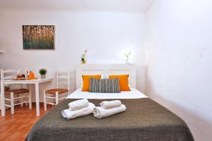 A bed or beds in a room at Apartamento Can Poma Még 11 kép