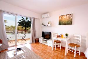 A television and/or entertainment centre at Apartamento Can Poma