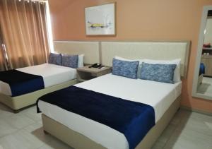 Een bed of bedden in een kamer bij Regal Inn North Beach